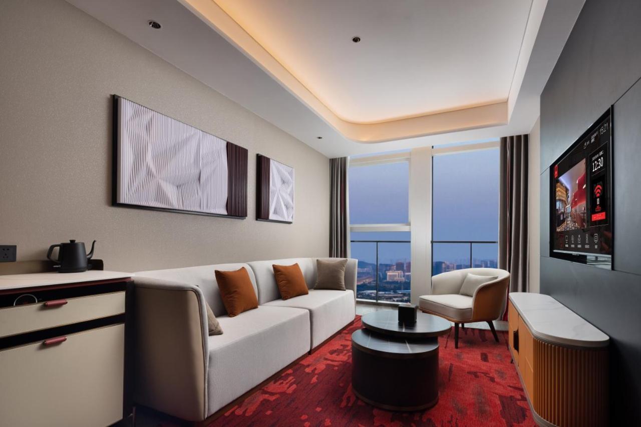 Radisson Red Guangzhou South Railway Station Hotel Exterior photo
